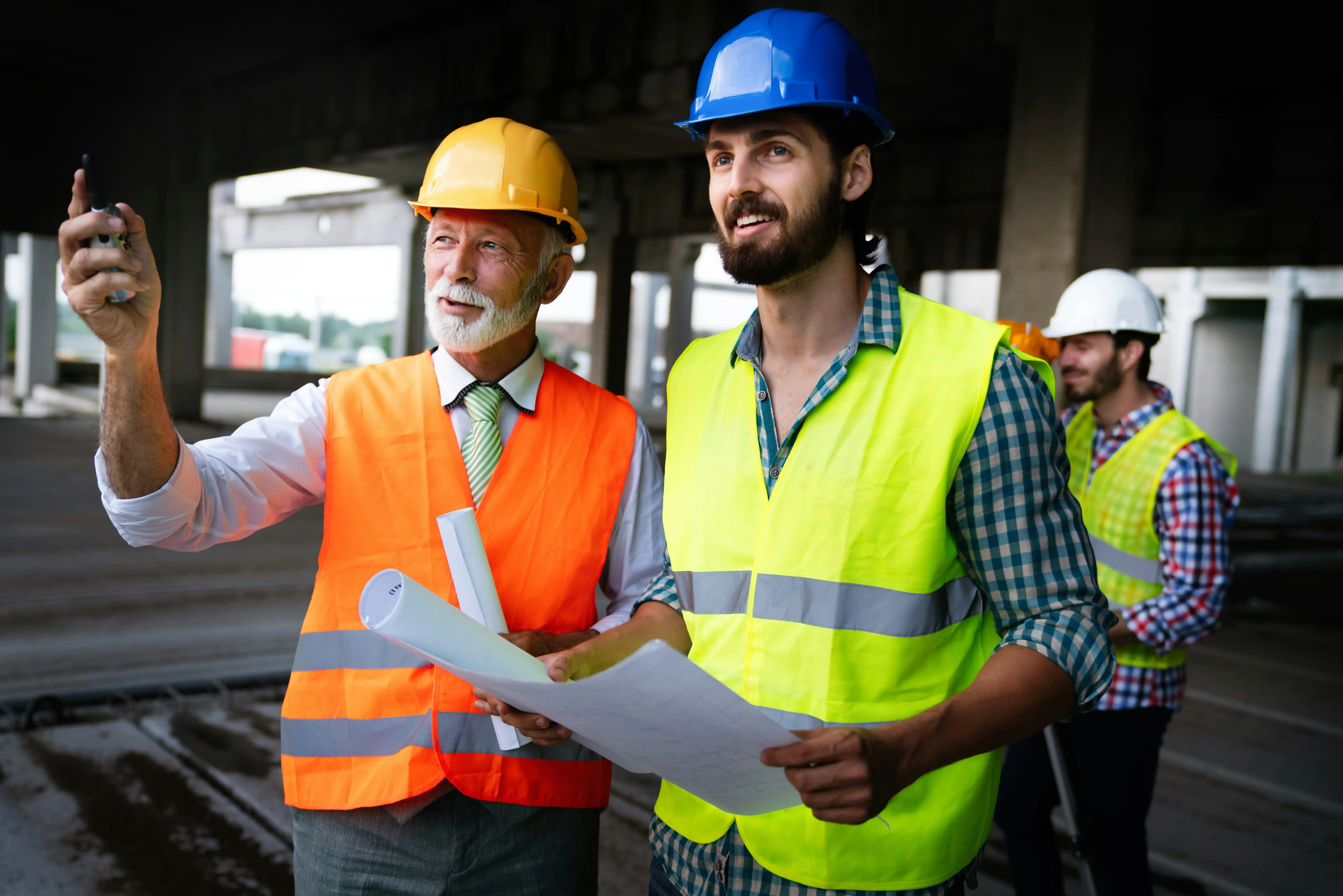 Mittlere Führung in der Umsetzung auf einer Baustelle
